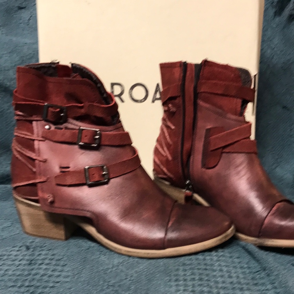 Red zipped ankle boot.